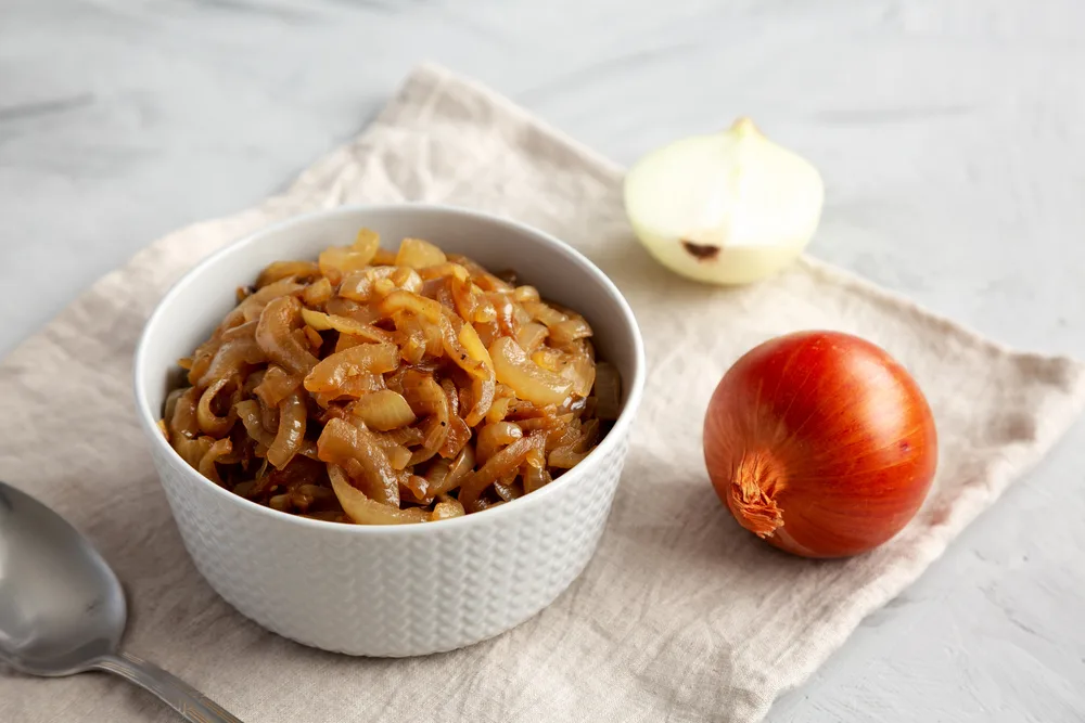 Organic Caramelized Onions in a Bowl, side view. — Photo