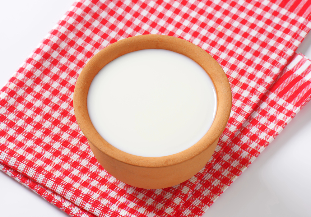 Bowl of fresh buttermilk — Photo