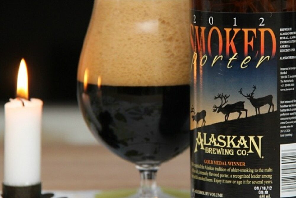 Alaskan Smoked Porter. #alaskanbrew #alaskanbrewing #alaskanbrewingco #alaskanbrewingcompany @AlaskanBrewing #USA #porter #beer #bier #öl #bière #birra #cerveza #mitypa #starköl #malt #hops #yeast #craftbeer #beerporn #beerlovers #mikrobryggeri #ビール #ク | by chribban