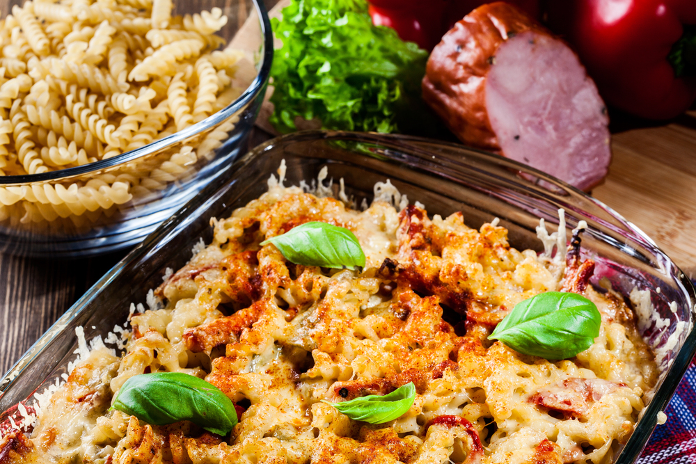 Casserole fusilli pasta with sausage, zucchini and cheese — Stock Photo, Image