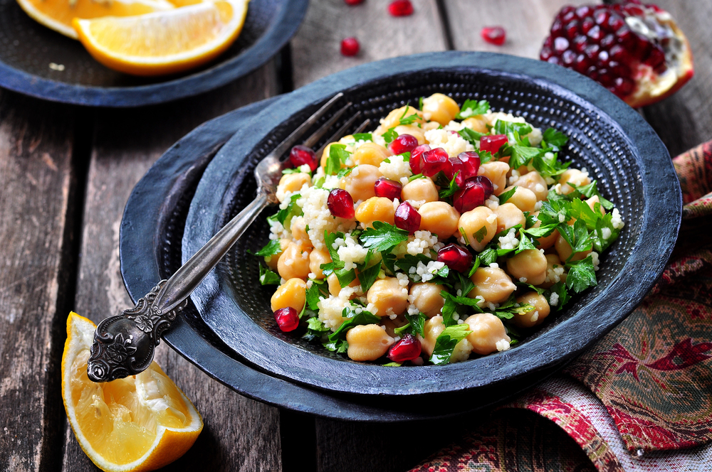 Chickpea salad with couscous, parsley, olive oil with pomegranate — Photo