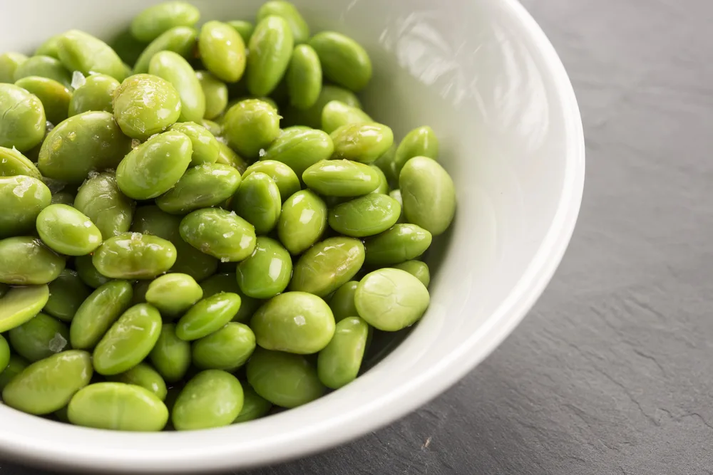 Edamame with sea salt & soy — Stock Photo, Image