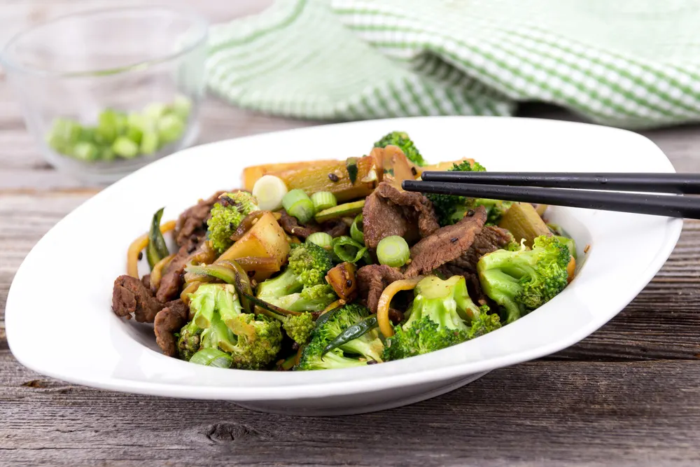 Beef and broccoli stir fry — Stock Photo, Image