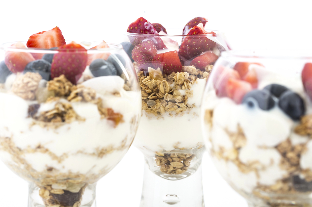 Yogurt Granola and Fruit Parfaits — Stock Photo, Image