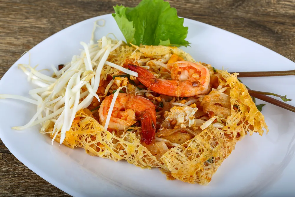 Delicious Pad Thai with shrimps — Stock Photo, Image