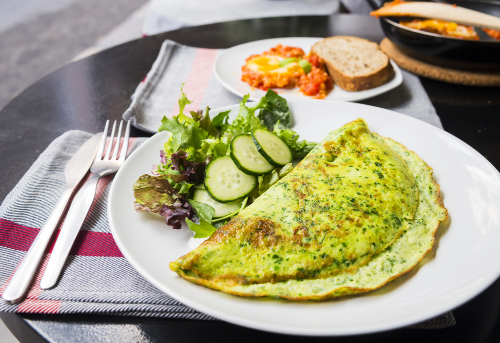 Omelet and vegatables — Stock Photo, Image