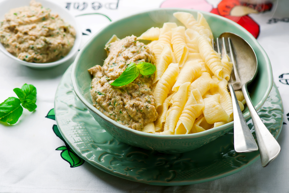 Pesto Pasta with Tuna. — Stock Photo, Image