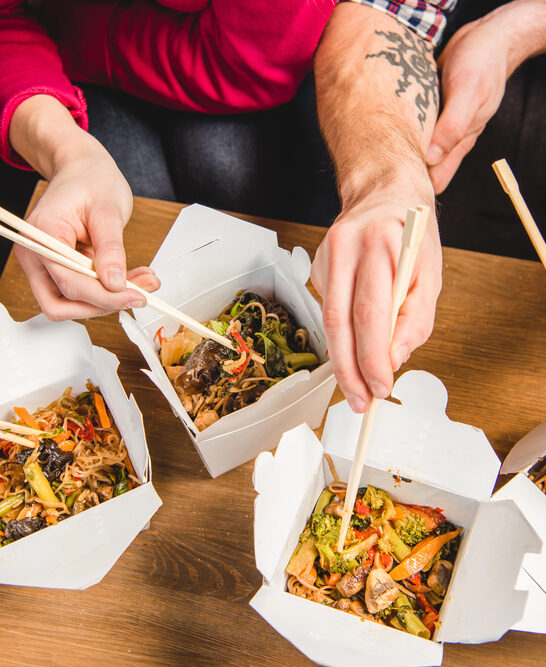 People eating noodles — Stock Photo, Image
