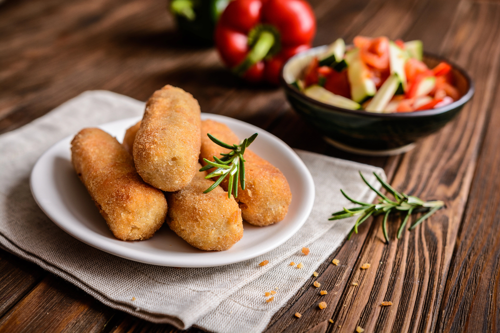 Chicken croquettes served with vegetable salad — Stock Photo, Image