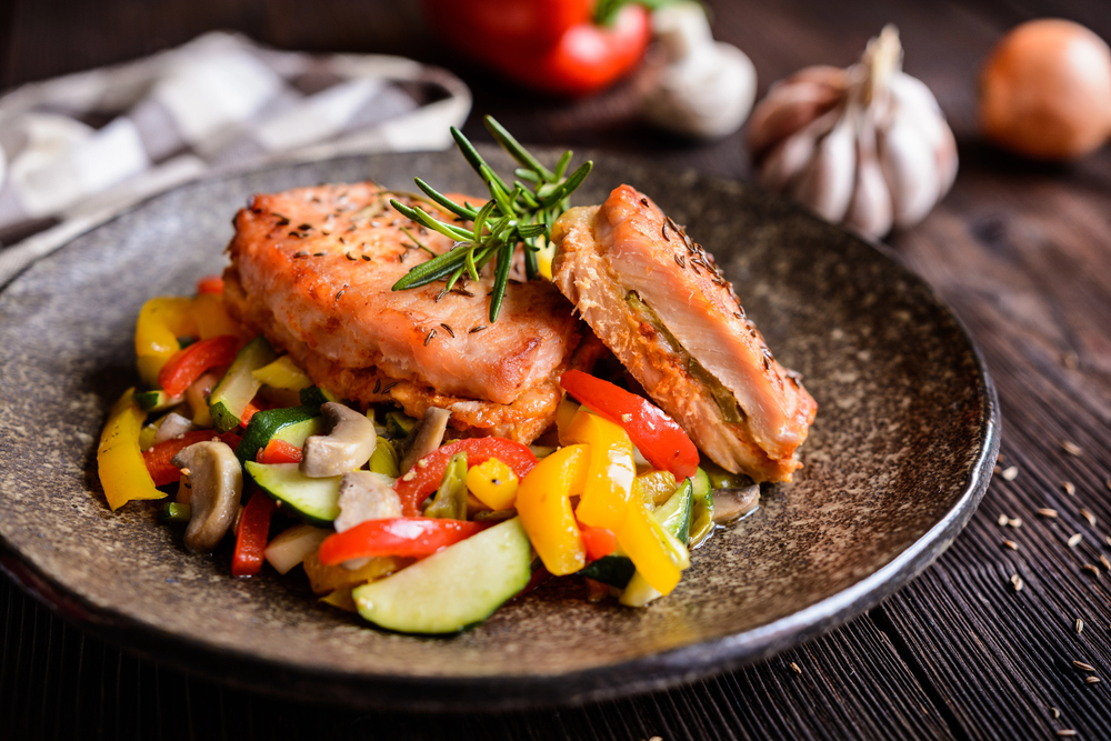 Fried pork steaks stuffed with cheese, pickles, mustard and served with stewed vegetable — Stock Photo, Image