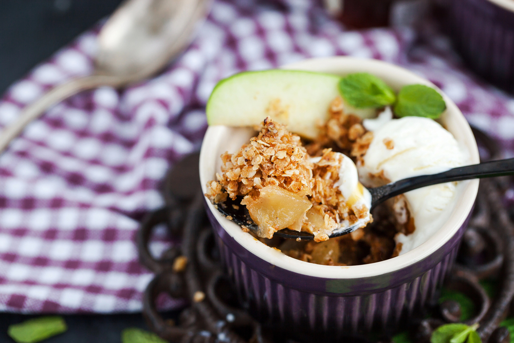 Apple crumble dessert with vanilla ice cream — Stock Photo, Image