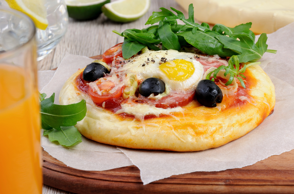 Fried flatbread filled with ketchup, cheese and sausages — Stock Photo, Image