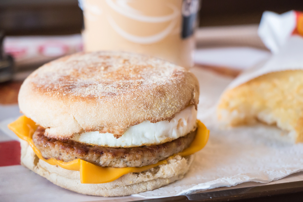 Fried sunnyside up egg on pork with a bagel and cheese — Stock Photo, Image