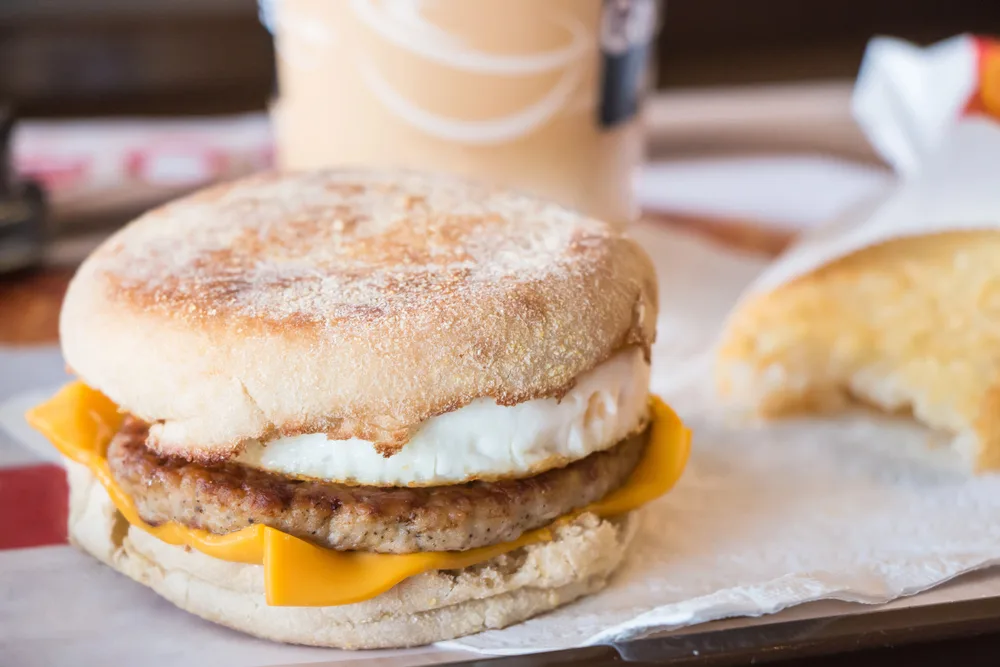 Fried sunnyside up egg on pork with a bagel and cheese — Stock Photo, Image
