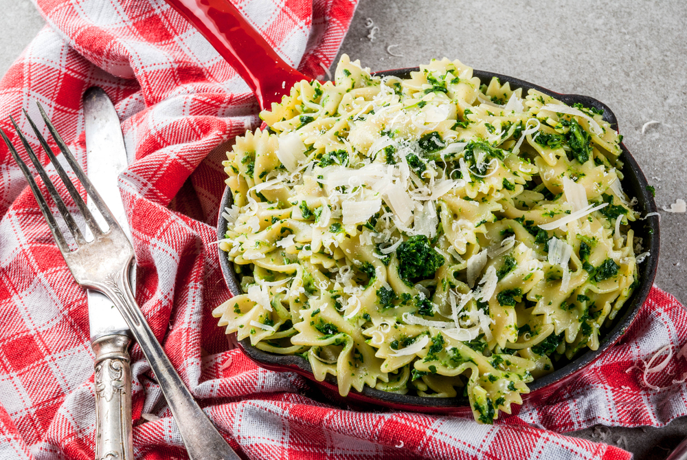 Spinach artichoke pasta with cheese — Stock Photo, Image
