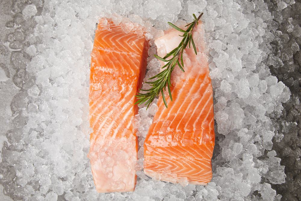 Slices Red Fish Rosemary Branch Crushed Ice — Stock Photo, Image