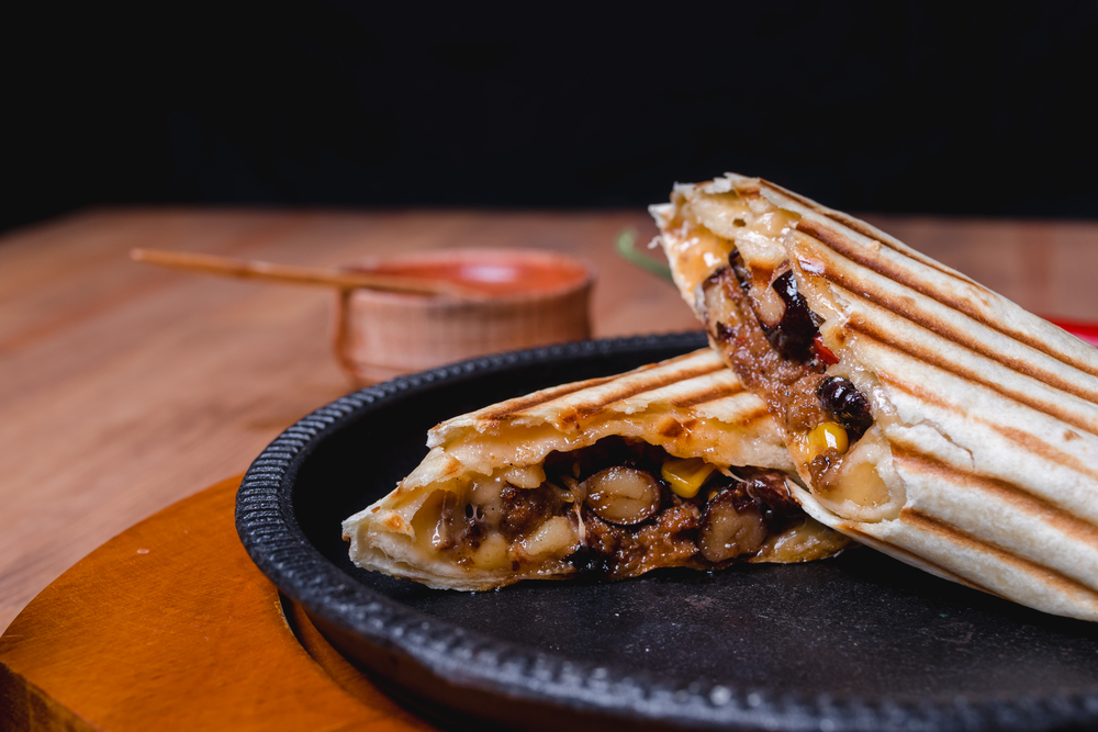 Mexican burrito with chicken , pepper and beans . Top view — Stock Photo, Image