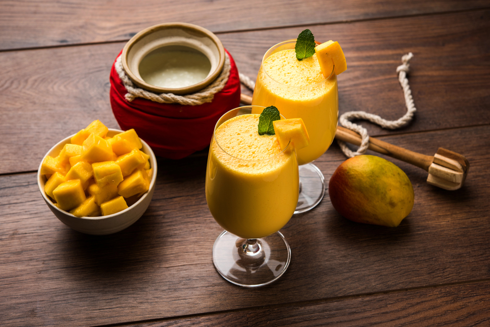 Mango Lassi Smoothie Big Glasses Curd Cut Fruit Pieces Blender — Stock Photo, Image