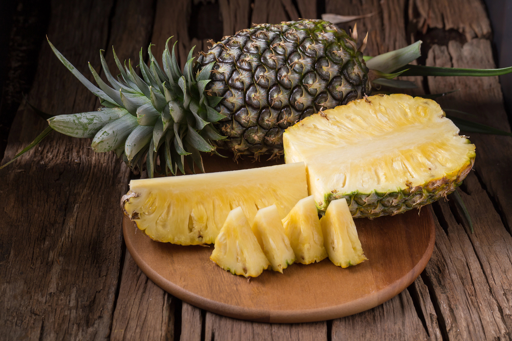 Pineapple Slices Pineapple Shelled Old Wooden Background — Stock Photo, Image
