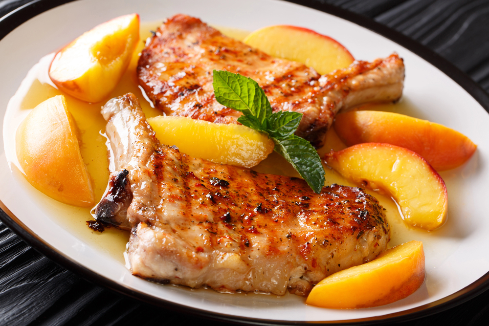 Summer Food Grilled Spicy Pork Bone Glazed Peaches Mint Closeup — Stock Photo, Image