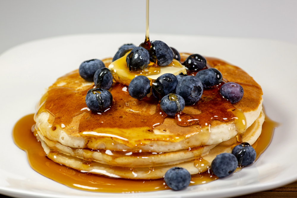 Pouring Syrup Butter Blueberry Stack Pancakes Kitchen Table Waiting Eaten — Stock Photo, Image
