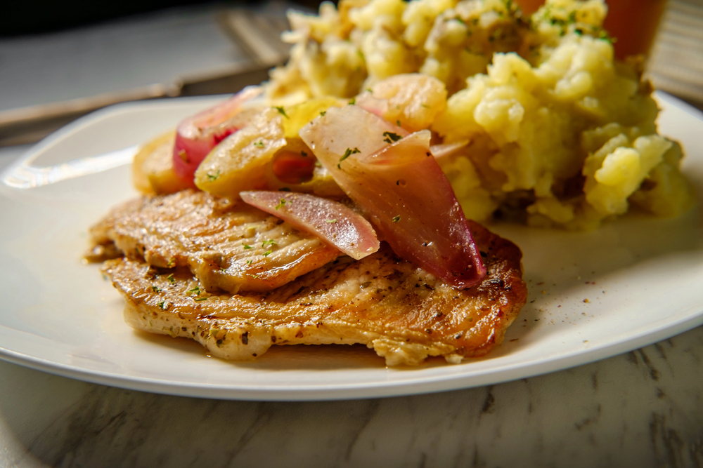 Roasted Pork Chops Applecider Sauce Sliced Apple Red Onions Smashed — Stock Photo, Image