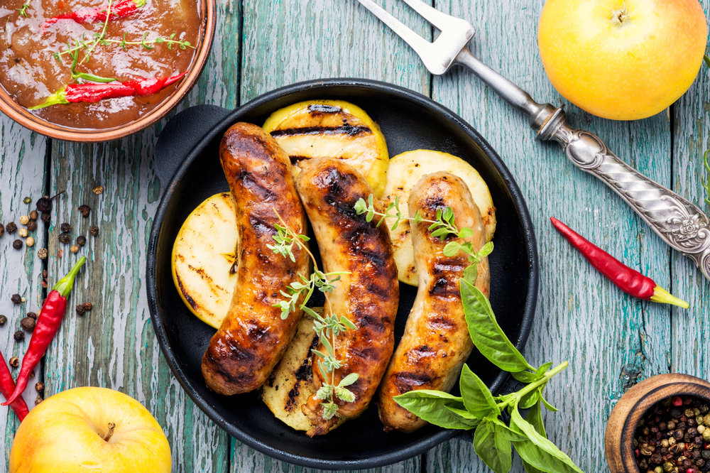 Delicious Sausages Grilled Spicy Spices Apples Bbq — Stock Photo, Image