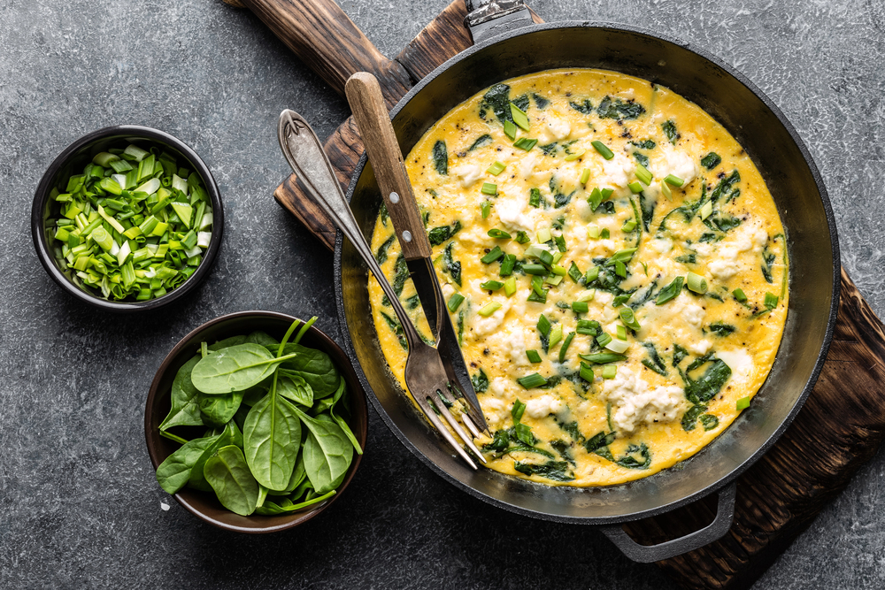 Omelette Spinach Cheese Pan Concrete Background Top View — Stock Photo, Image