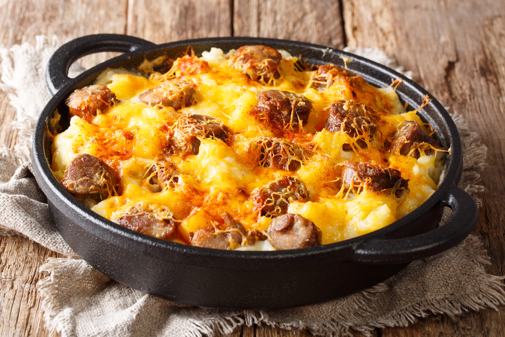 Jolean Cheese Potatoand Smoked Sausage Casserole Closeup Pan Table Vertical — Stock Photo, Image