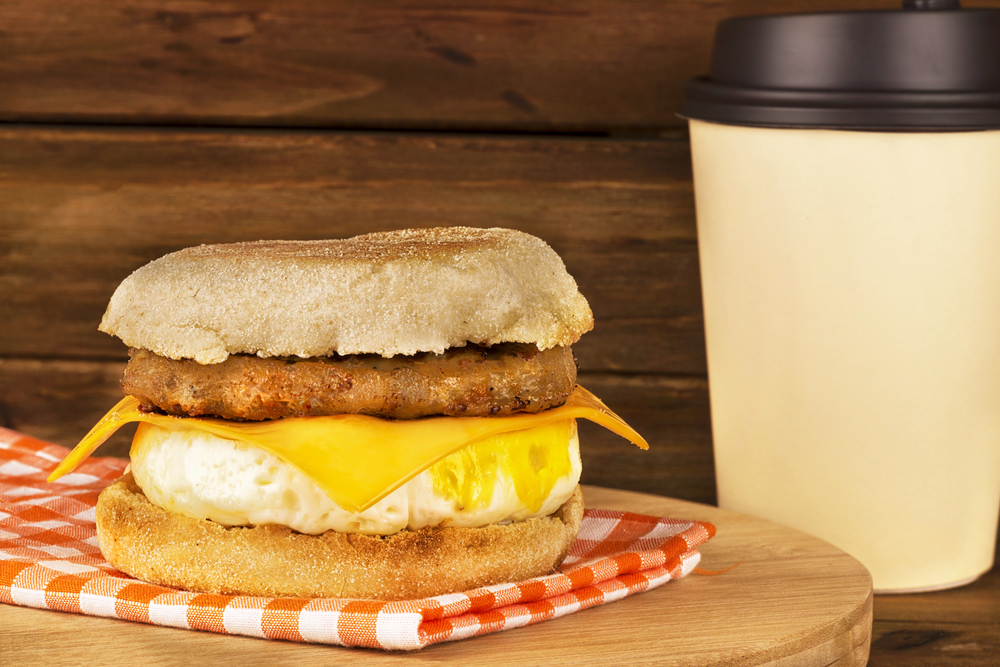 Sandwich Breakfast Wooden Plank Background English Muffin Egg Cheese Sausage — Stock Photo, Image