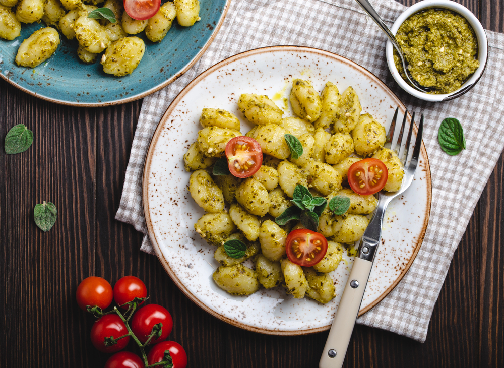 Gnocchi Plates Green Pesto Sauce Tomatoes Herbs Rustic Wooden Background — Stock Photo, Image