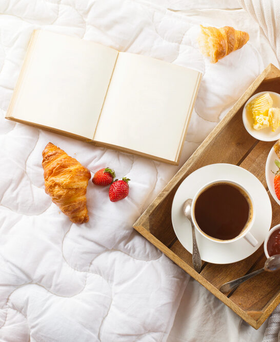 Morning breakfast in bed with coffee — Stock Photo, Image