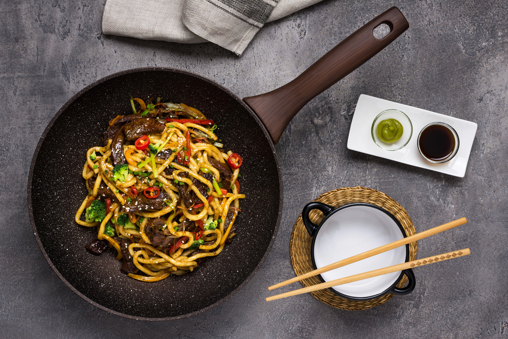 Udon Stir-Fry Noodles with Beef and Vegetables in Wok Pan on Dar — Stock Photo, Image