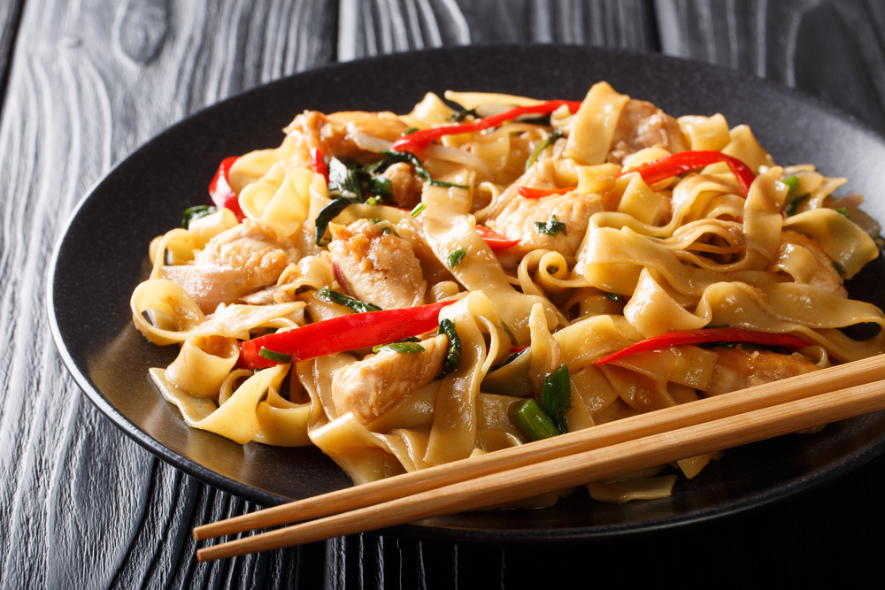Drunken Noodles (Pad Kee Mao) Recipe from Hot Thai Kitchen close — Stock Photo, Image