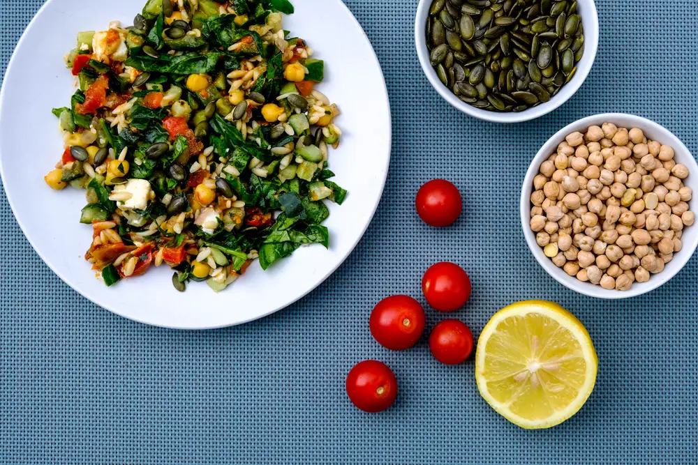 Healthy Mediterranean Orzo Pasta Salad — Stock Photo, Image
