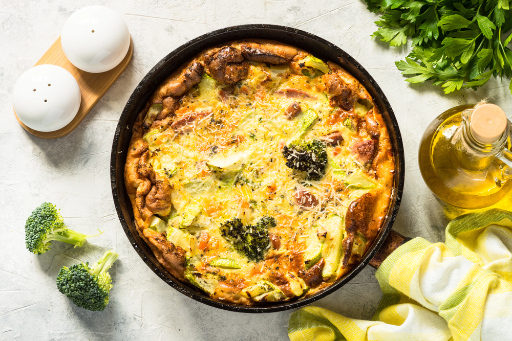Frittata with sausage and vegetables in skillet. — Stock Photo, Image