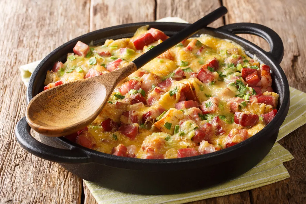 Tasty hot homemade strata with ham, onions, cheese and eggs clos — Stock Photo, Image