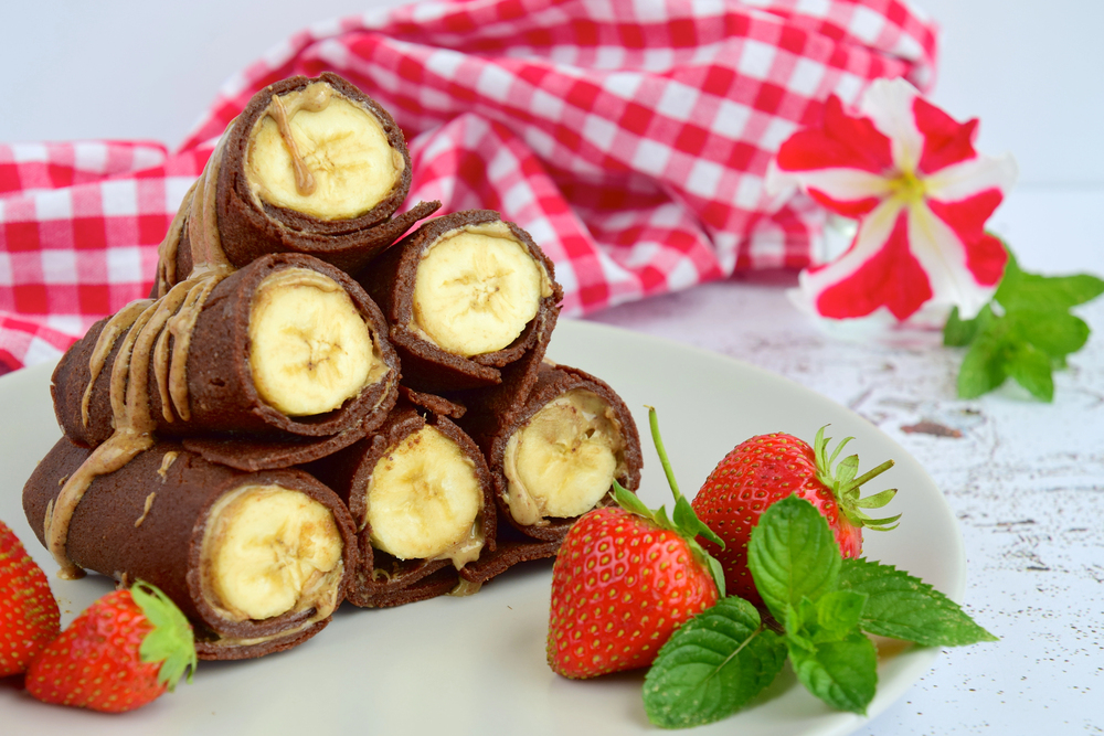 Delicious Chocolate Crepe Rolls Banana Almond Butter Garnish Strawberries Mint — Stock Photo, Image
