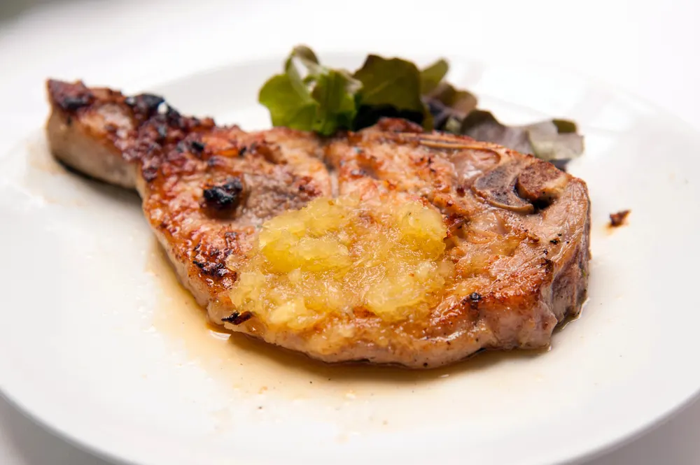 Grilled pork chops with vegetables and pineapple sauce — Stock Photo, Image