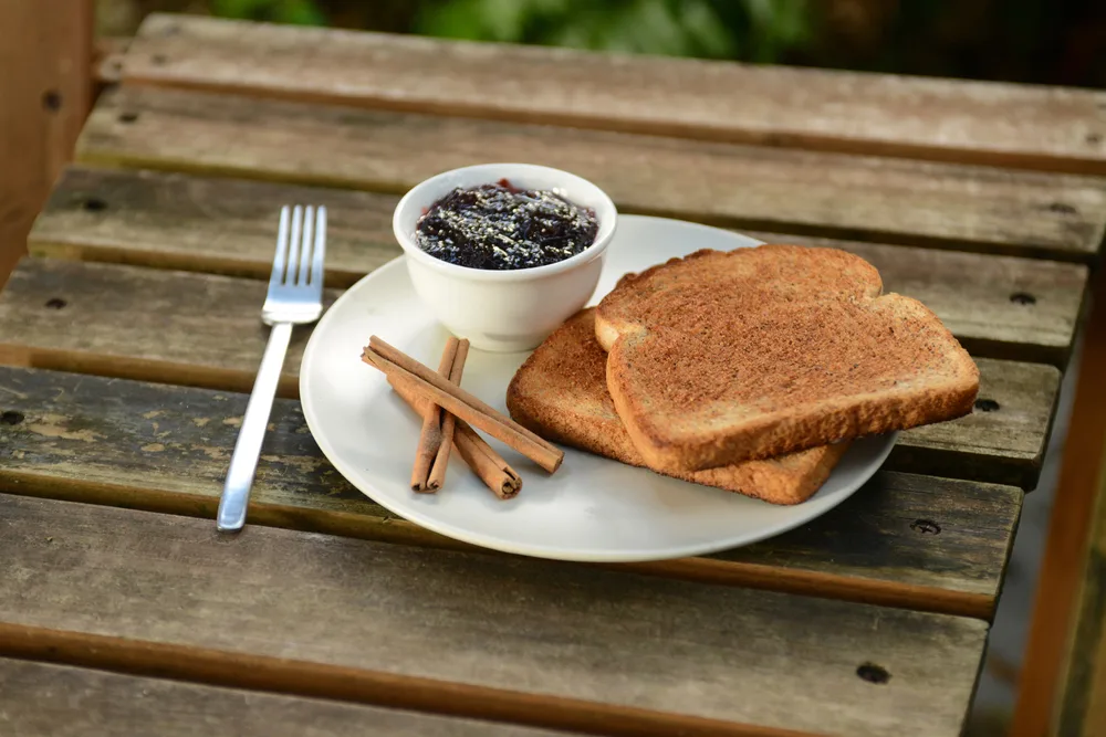 Toast with cinnamon and jam — Photo