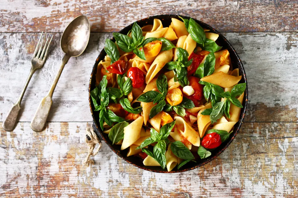 One Pan Pasta Basil Vegan Pasta Selective Focus Macro Appetizing — Stock Photo, Image