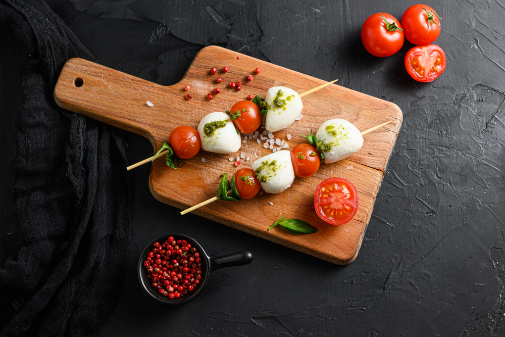 Caprese Salad Skewer Tomato Sticks Italian Traditional Caprese Salad Ingredients — Stock Photo, Image"