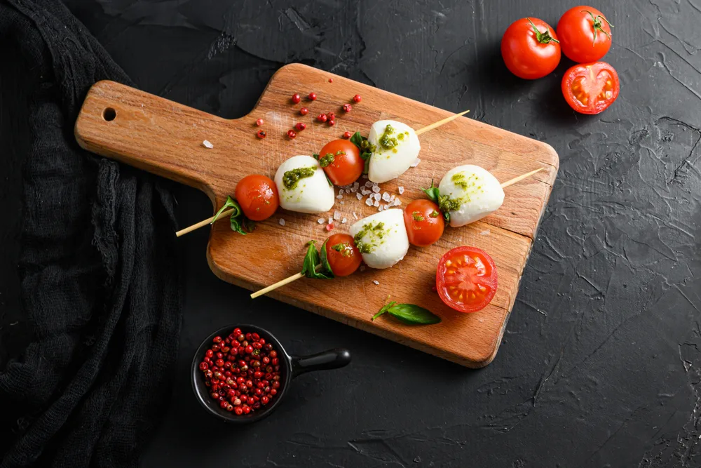 Caprese Salad Skewer Tomato Sticks Italian Traditional Caprese Salad Ingredients — Stock Photo, Image"