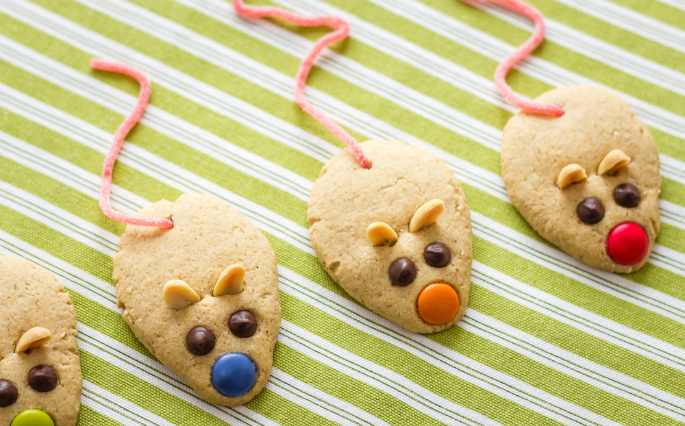 Cookies with mouse shaped and red licorice tail — Stock Photo, Image