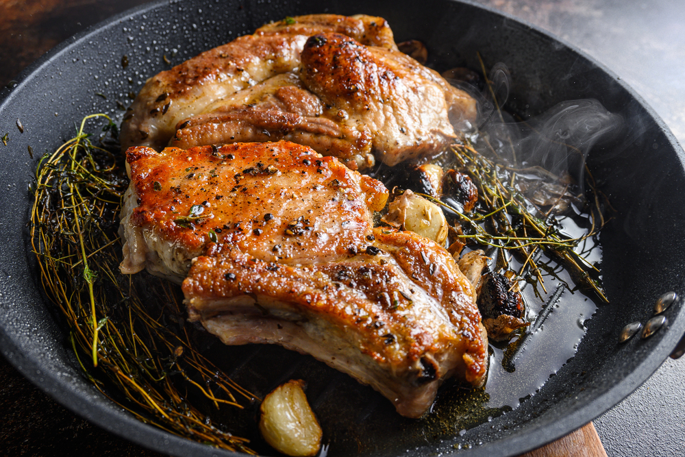 Grilled Organic Pork Cutlets Herbs Bone Grill Frying Pan Hot — Stock Photo, Image