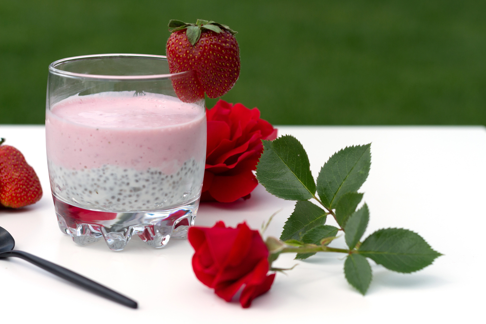 Chia Pudding Strawberries Red Roses White Table Garden Sunny Day — Stock Photo, Image