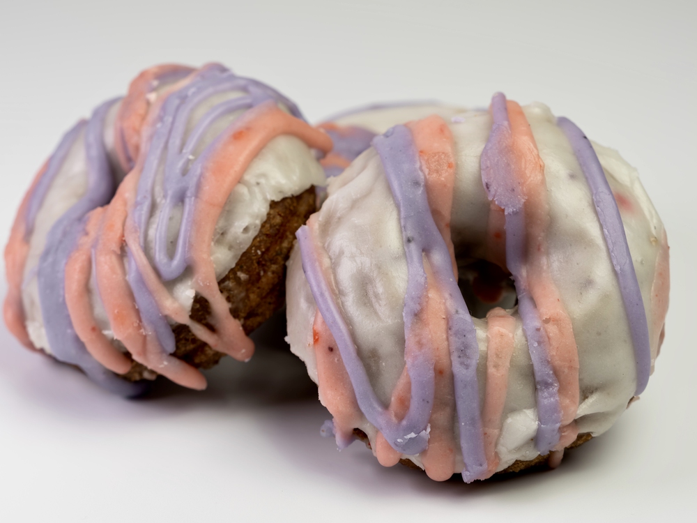 Mixed Strawberry Blueberry Doughnut Donut Covered White Glaze Pink Purple — Stock Photo, Image