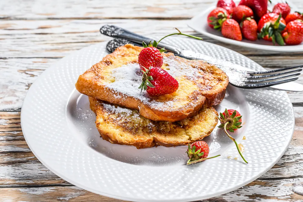 "French Toasted Strawberry Healthy Breakfast White Background Top View — Stock Photo, Image"