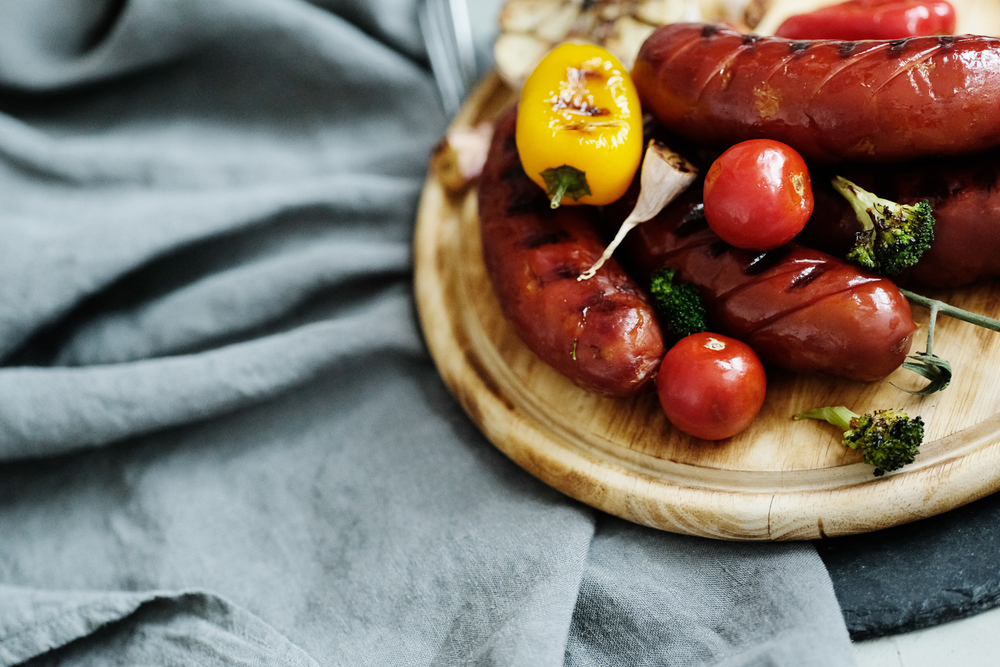 Cuisine Grilled Sausages Vegetables Table — Stock Photo, Image