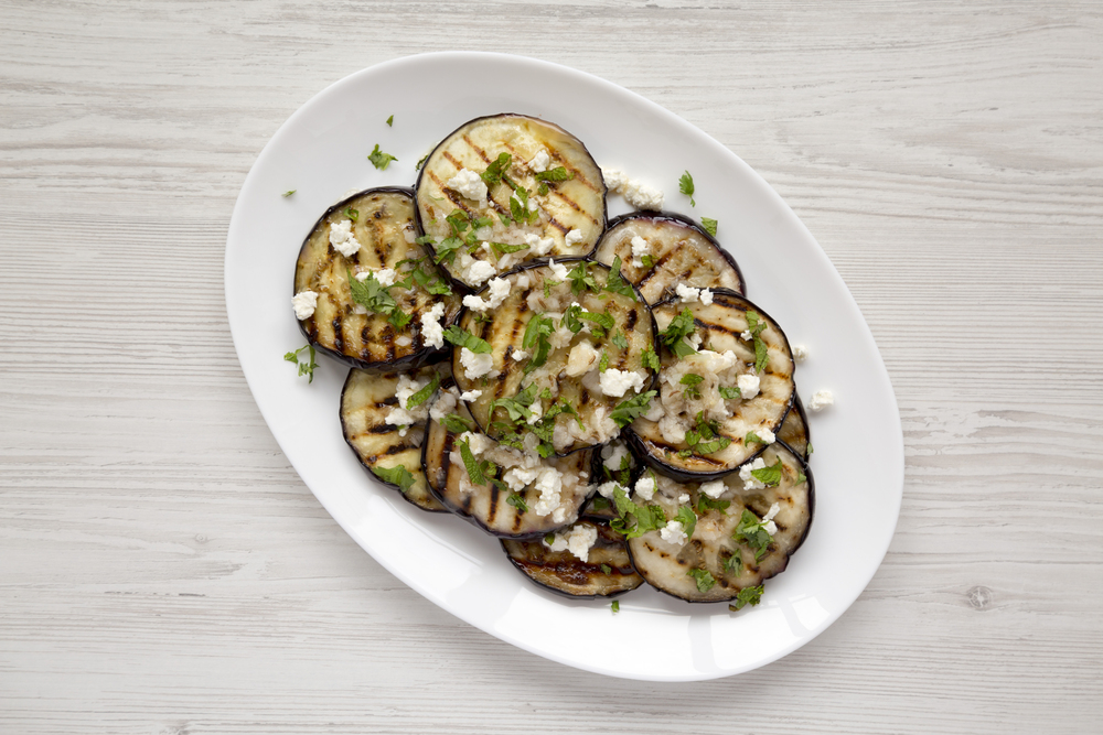 Homemade Grilled Eggplant Feta Herbs White Plate White Wooden Background — Stock Photo, Image